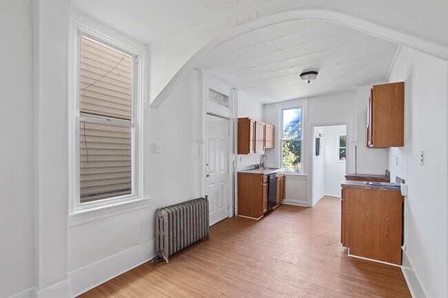 Building Photo - Spacious 5 Bedroom, 1 Bath Home!