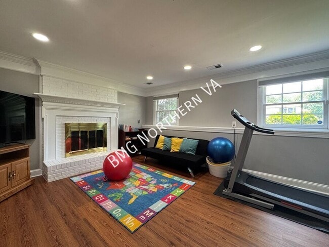 Building Photo - 1304 Dulles Pl