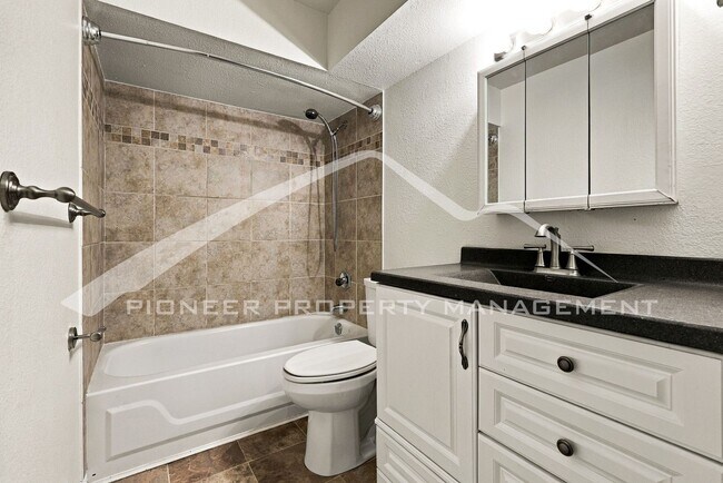 Building Photo - 648 Buchanan Ln