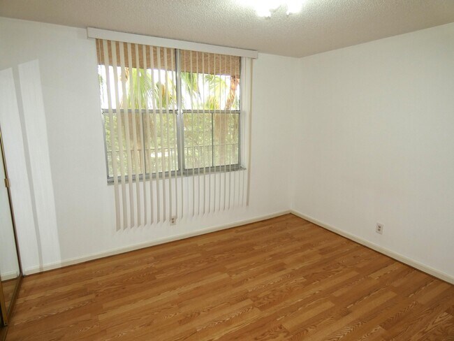 Building Photo - 357 N Rock Island Rd