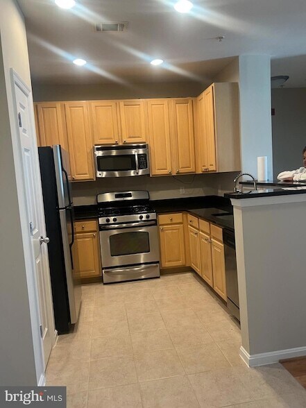 Building Photo - 2465 Army Navy Dr