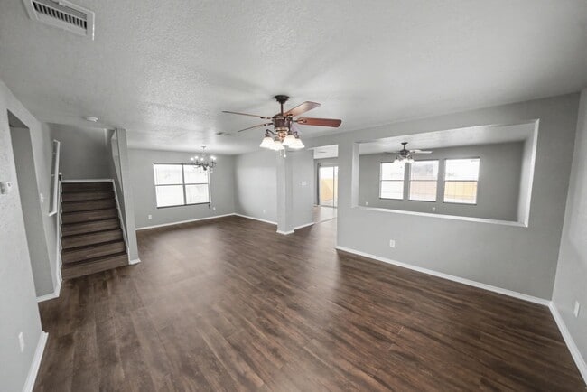 Building Photo - Spacious Cul-de-Sac Home with Greenbelt Privacy - Realtor Commission: $500