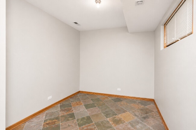 Building Photo - 3240 N Racine Ave