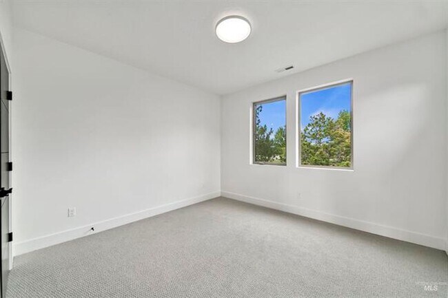 Building Photo - AstoriaTownHome