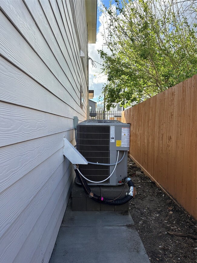 Building Photo - 8321 Coma St