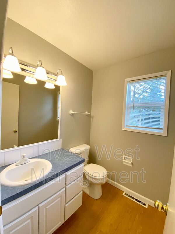Building Photo - 6224 NW Dogwood Dr