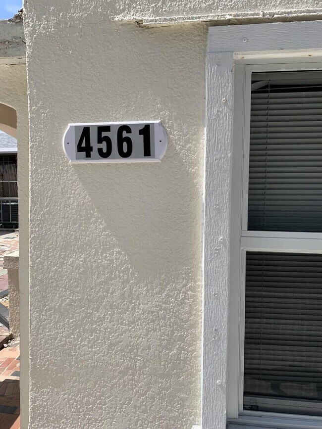 Building Photo - 4561 Lake Ave