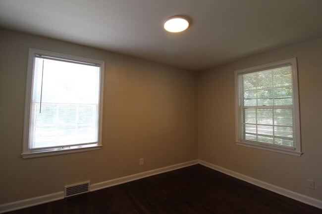Building Photo - 2 Bedroom Duplex in North Kansas City
