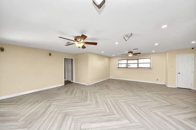 Building Photo - 7623 Barberton Dr