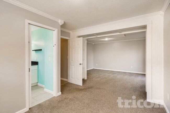 Building Photo - 3222 Greenwood Cir