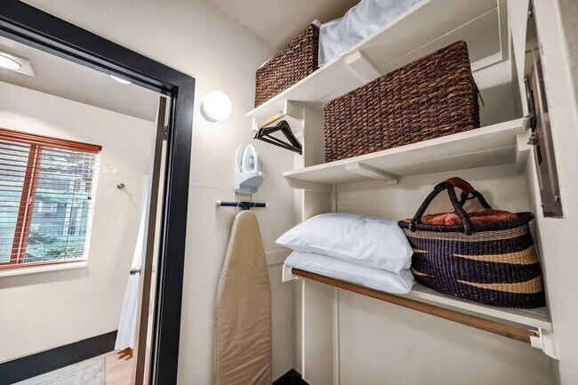 Building Photo - Furnished Park City Studio Available for Rent