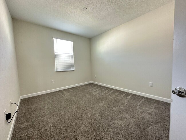 Building Photo - 4 Bed 3.5 Bath Townhouse In Storey Lake