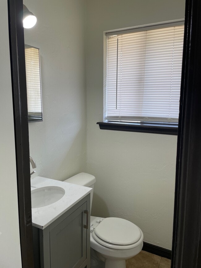 Building Photo - 1113 Berwyck Dr