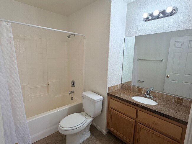 Building Photo - 9236 Peach Ave