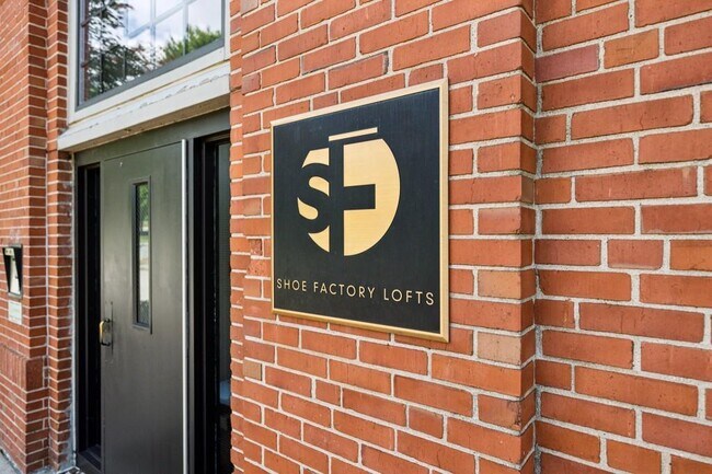 Building Photo - 1261 Caroline St NE