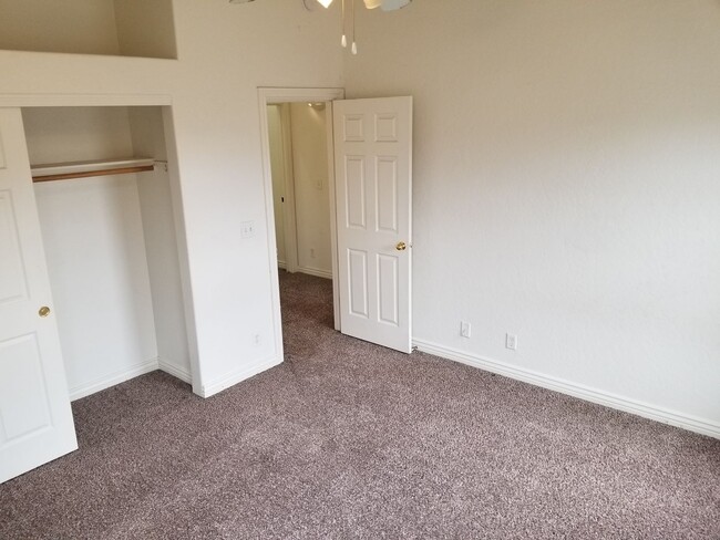 Building Photo - Westside 4 Bed, 2.75 Bath Townhouse w/Gara...