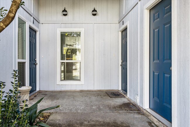 Building Photo - 8805 Piney Point Dr