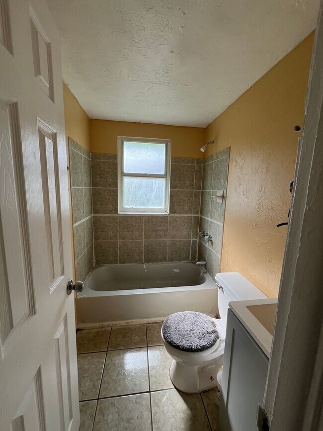 Building Photo - Quaint 3 bedroom home