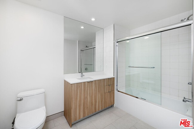 Building Photo - 2600 S Sepulveda Blvd