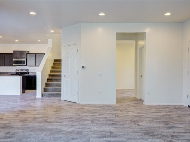Building Photo - 4 Bedroom, 2.5 Bath COMMUNITY POOL!