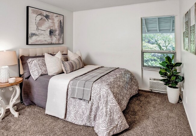 Building Photo - Downtown Bellevue 2 Bedroom 1.5 Bath 2 story Condo