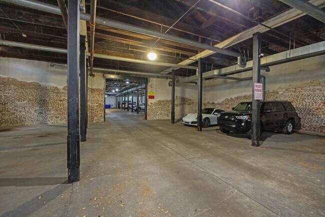 Building Photo - Available 9/1. Awesome 1 BR/1.5 BA Apartme...