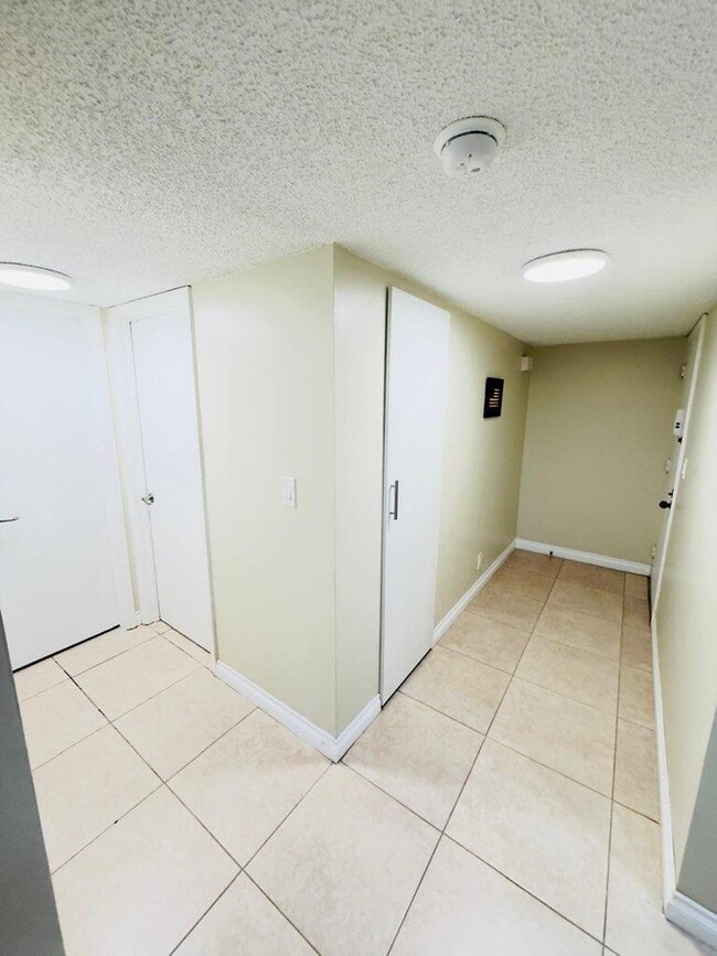 Building Photo - 5545 N Lakewood Cir