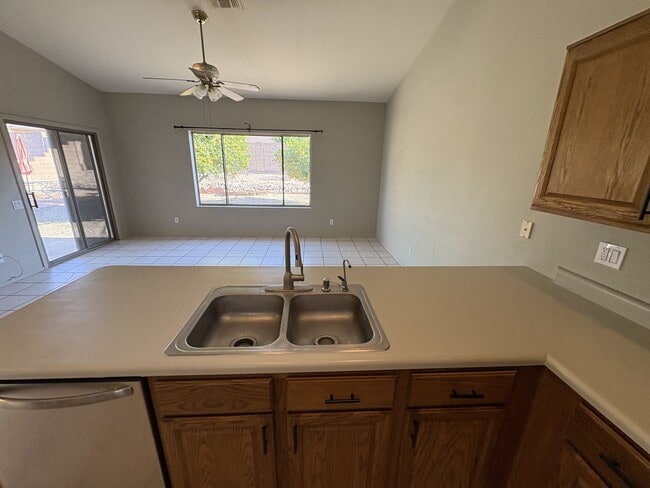 Building Photo - Great eastside location Pet friendly