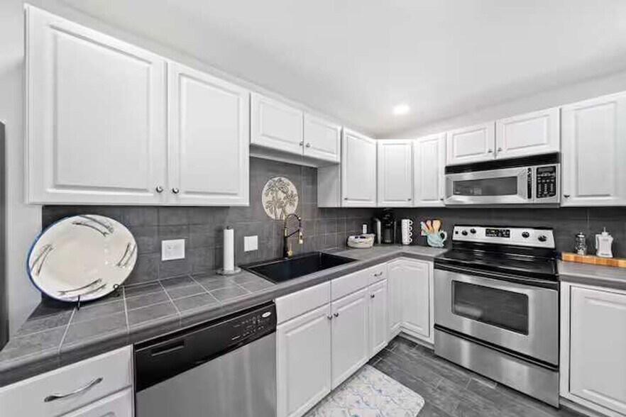 Building Photo - 102 Deleon Rd