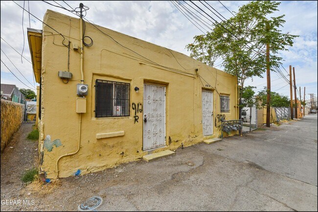 Building Photo - 912 Park St