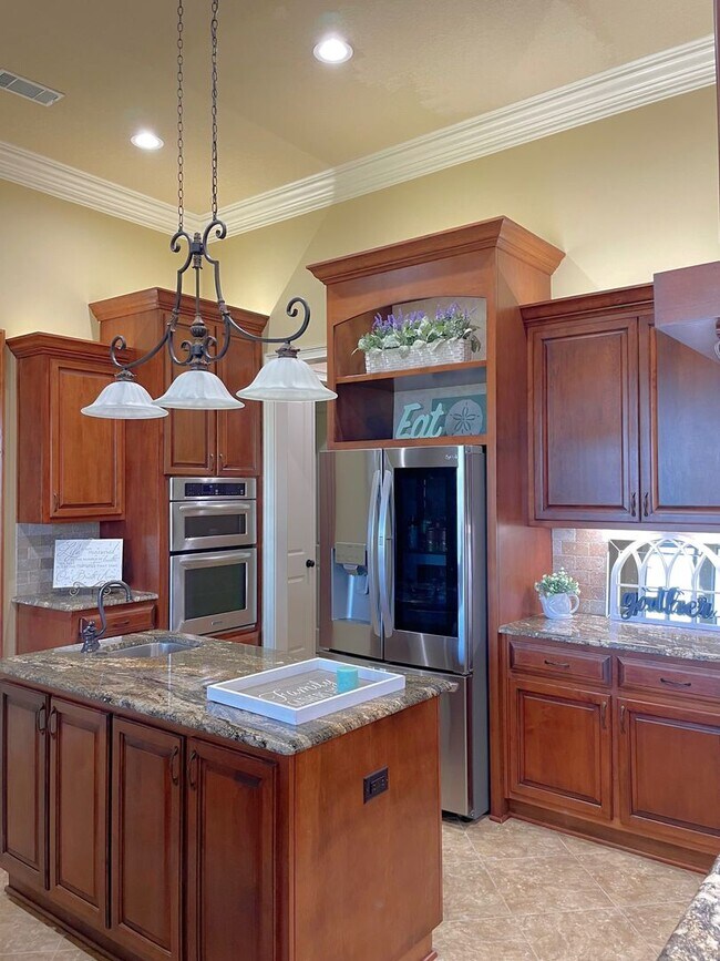 Building Photo - Luxury 3BR/3.5BA + Office in Winding River...