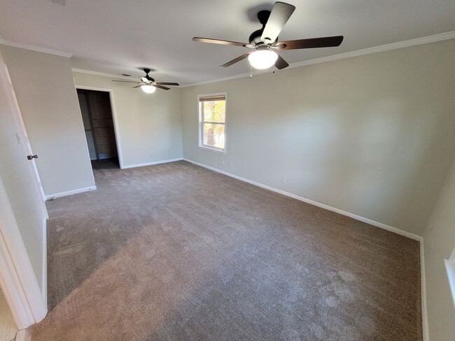 Building Photo - 5 Bedroom 3 Bath Home with Sunroom in Virg...