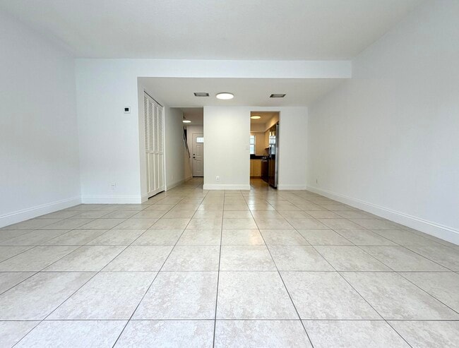 Building Photo - 413 N Cypress Dr