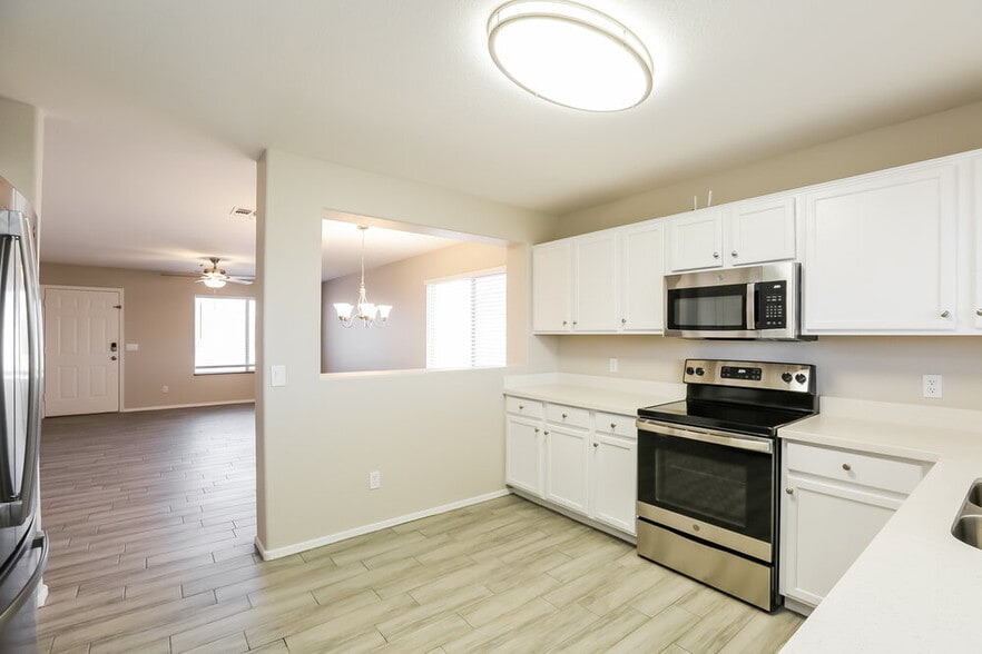 Building Photo - 9243 E Carmel Ave