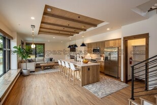 Building Photo - 824 S 8th Ave