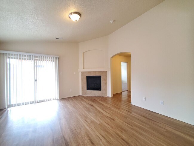 Building Photo - 3 bed 2 bath 1800 sq ft in Huning Ranch!