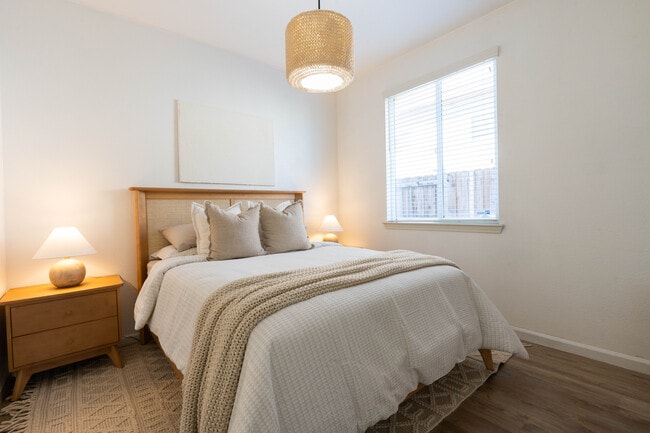 Building Photo - 1894 Pyramid Creek Dr