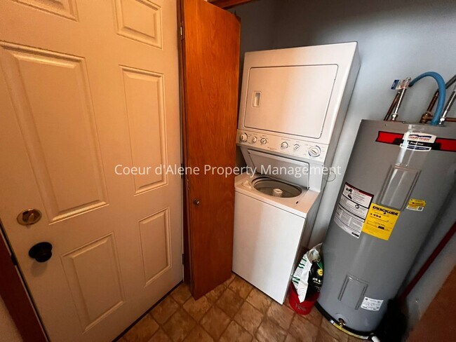 Building Photo - 1135/1137/1139 W Sumac