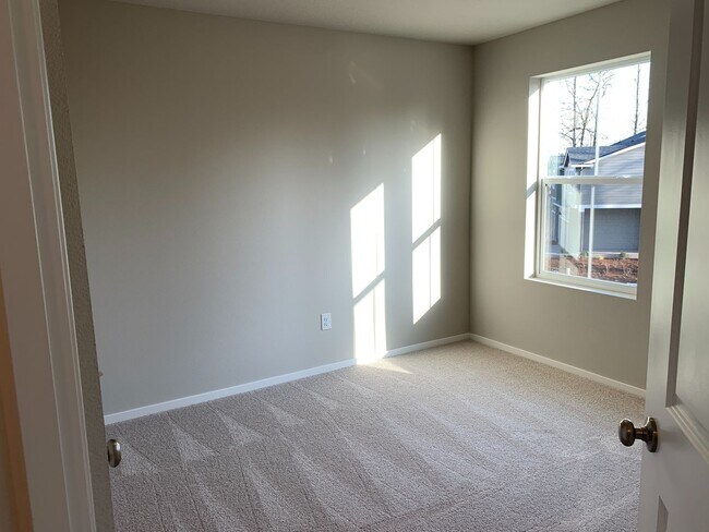 Building Photo - Gorgeous  4 Bed 2.5 Bath Home in Camas! Union School District! Laminate Floors Throughout Main! S...