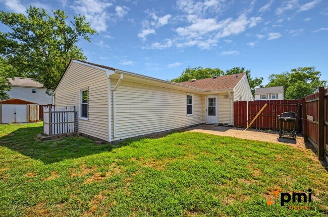 Building Photo - 3 BEDROOM 2 BATH W/GARAGE IN VIRGINIA BEACH PETS ALLOWED