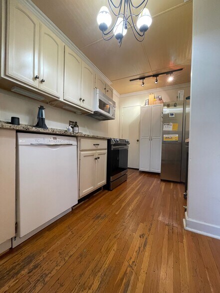 Kitchen appliances - 2229 Coventry Rd