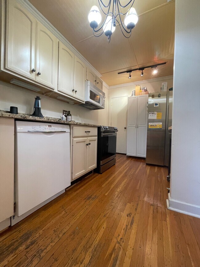 Kitchen appliances - 2229 Coventry Rd