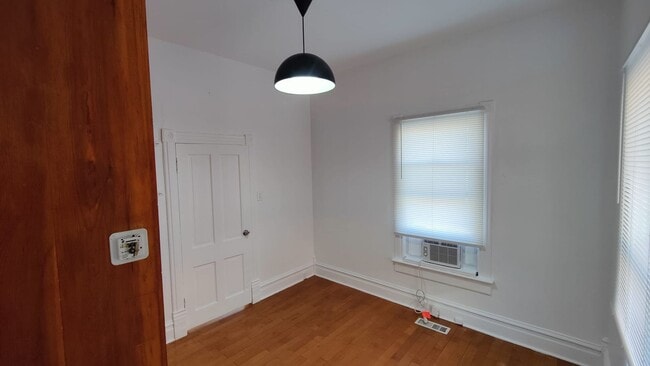 Building Photo - 324 Beldon Pl