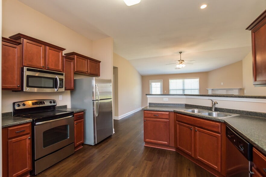 Building Photo - 2952 N Hartland Dr