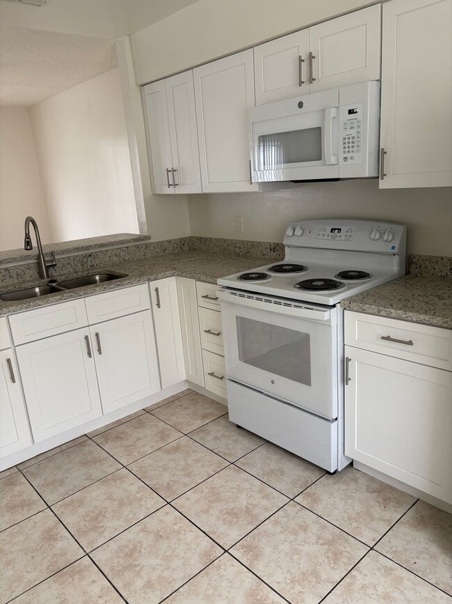 Building Photo - Townhome in Chelsea Square