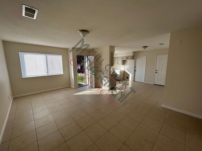 Building Photo - Home in Tulare