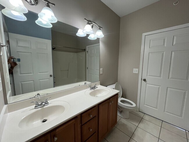 Building Photo - Spacious 2 Bed, 2 Bath Condo with Communit...