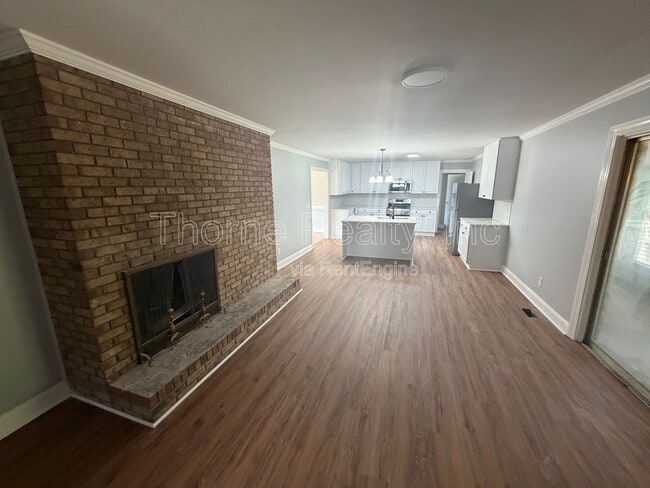 Building Photo - 1600 King Cir