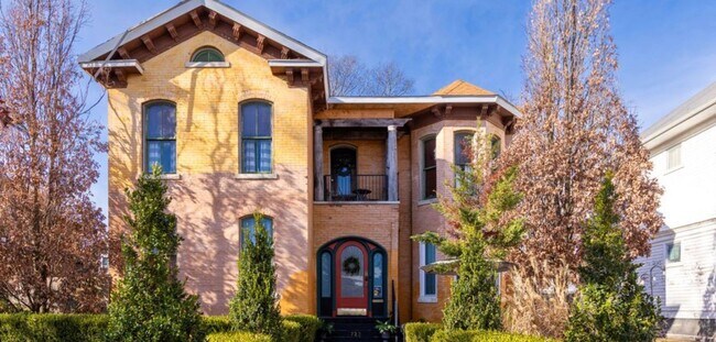 Building Photo - 3 Bedroom/2.5 Bath home