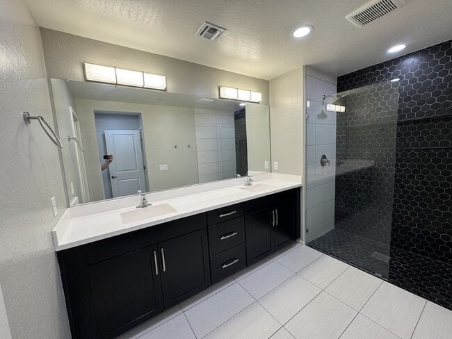 Building Photo - Chandler Luxury Townhome